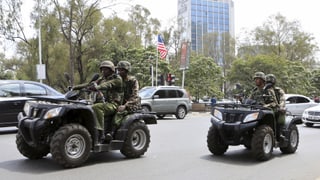 Kenianische Polizeipatrouillen zu zweit auf Quad-Fahrzeugen.