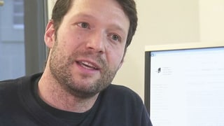 Mann vor Bildschirm Mann vor Bildschirm