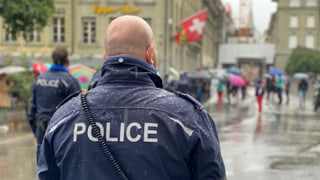 Ein Polizist überblickt den Bundesplatz in Bern.