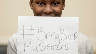 Mädchen hält Schild mit Aufschrift «Bring back my sisters».