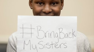 Mädchen hält Schild mit Aufschrift «Bring back my sisters». Mädchen hält Schild mit Aufschrift «Bring back my sisters».