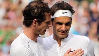 Tennisspieler gratulieren sich gegenseitig.