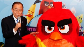 Ban Ki-moon und Maskottchen Red aus Angry Birds.
