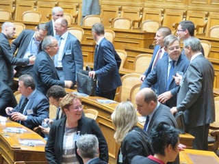 Verschiedene Parlamentarier bergüssen sich. 