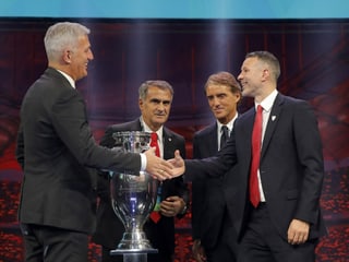 Nati-Coach Petkovic und Giggs bei der EM-Gruppen-Auslosung im November 2019. Nati-Coach Petkovic und Giggs bei der EM-Gruppen-Auslosung im November 2019.