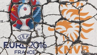 Hollands Flagge zerbröselt auf einer Mauer