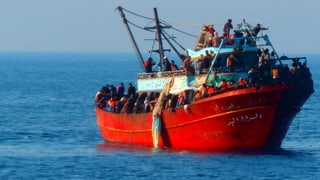 Flüchtlinge auf einem Schlepperschiff