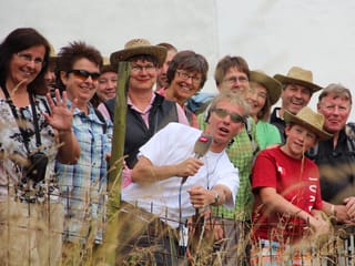 Gruppenfoto mit einem übermütigen Reto Scherrer und aufgestellten Wanderfreunden.