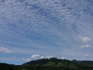 Dünne Wolkenfelder mit Muster, wellenförmig.