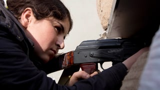 Frau mit Gewehr in der Hand. Frau mit Gewehr in der Hand.