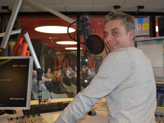 Reto Scherrer vor dem Mikrofon im Sendestudio.
