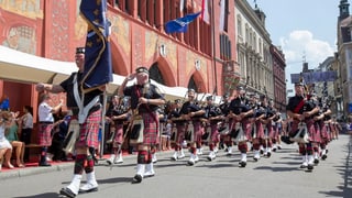 Tattoo-Parade vor dem Basler Rathaus.