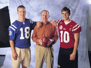 Peyton Manning posiert mit seinem Vater Archie und seinem Bruder Eli.