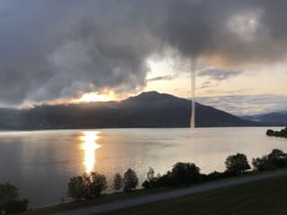 Wasserhose bei Sonnenaufgang.
