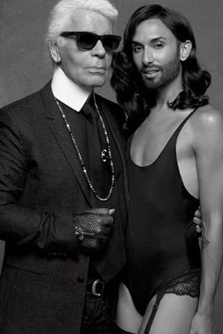 Conchita Wurst posiert mit Karl Lagerfeld