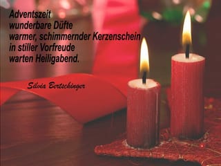 Ein Gedicht auf einem Bild mit zwei Kerzen.