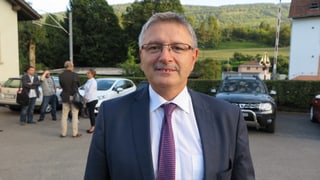 Portrait Charles Juillard, Juradelegierter des jurassischen Staatsrates. wäscht seine Hände in Unschuld. Portrait Charles Juillard, Juradelegierter des jurassischen Staatsrates. wäscht seine Hände in Unschuld.