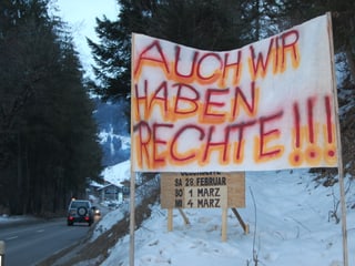 Protestplakat am Dorfrand von Zweisimmen.