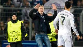Zuschauer stürmt auf Cristiano Ronaldo zu.