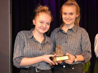 Zwei junge Frauen mit einem Bergkristall als Pokal.