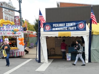 Ein Zelt-Stand am Strassenrand mit US-Flaggen.