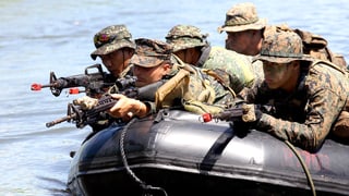 Soldaten auf einem Schlauchboot liegend. Soldaten auf einem Schlauchboot liegend.