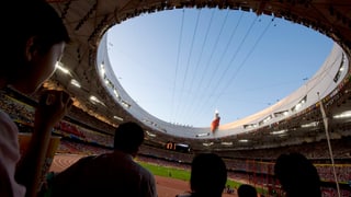 Blick ins Stadion mit gefüllten Rängen.