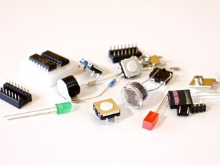 Taster, Lampen, Chips und andere eletronische Bauteile aus dem Bausatz.