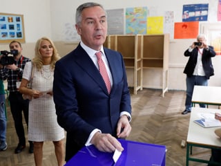Milo Djukanovic bei der Stimmabgabe. Milo Djukanovic bei der Stimmabgabe.