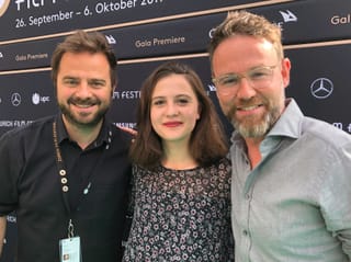 Bestatter-Fans kennen sie als gnadenlose Bösewichtin. Am ZFF stellt sie den SRF-Nachkriegs-Sechsteiler «Frieden» vor.