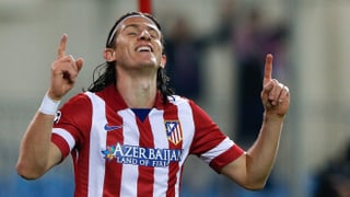 Filipe Luis ist mit erhobenen Zeigefingern am Jubeln.