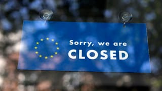 Ein Schild mit den Sternen der EU und der Aufschrift: «Entschuldigung, wir haben geschlossen».