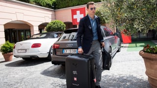 Stephan Lichtsteiner mit Koffer bei der ankunft im Mannschaftshotel