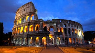 Blick auf das abendlich beleuchtete Kolosseum in Rom.