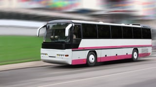 Ein Reisebus unterwegs auf einer Überlandstrasse. Ein Reisebus unterwegs auf einer Überlandstrasse.