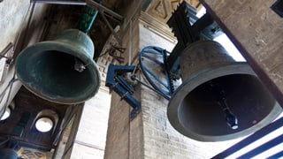 Zwei Glocken im Glockenturm einer Kirche.