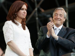 Nestor beklatscht Cristina zum Wahlsieg 2007.