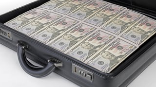Ein Koffer voll Geldscheinen mit US-Dollars.