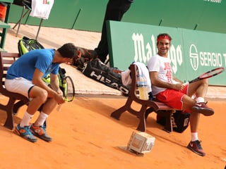 Roger Federer und Marco Cecchinato sitzen gemeinsam auf der Spielerbank.