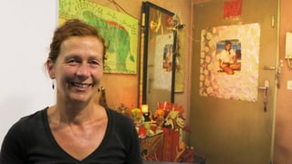 Jaqueline Suter vor einem Bild in der Ausstellung.