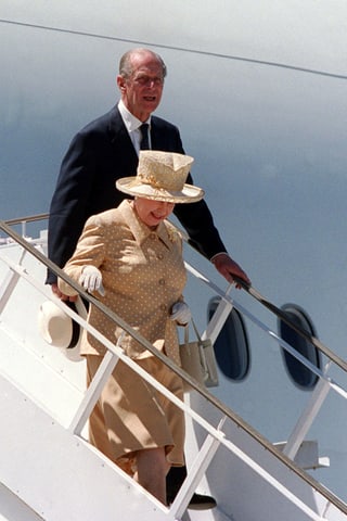 Prinz Philip und die Queen steigen aus dem Flugzeug.
