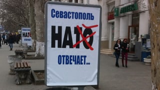 Plakat mit dem durchgekreuzten Schriftzug HATO (Nato)