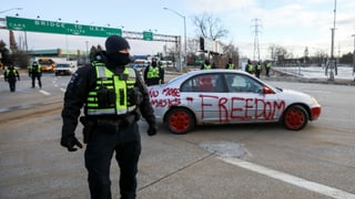 Pattsituation am Grenzübergang zwischen Kanada und den USA zwischen Polizei und dem Fahrzeug-Konvoi. 