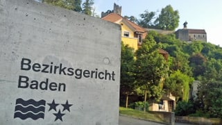 Schriftzug Bezirksgericht Baden, im Hintergrund andere Häuser