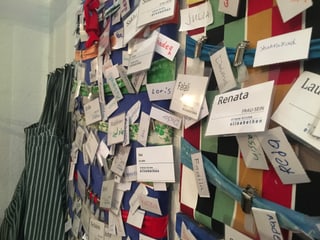 Viele Namensschilder vor einer bunten Wand