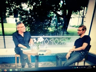 Ein Foto von Tom Kummer und Christoph Höhtker, die an einem Tisch sitzen und miteinander diskutieren. Ein Foto von Tom Kummer und Christoph Höhtker, die an einem Tisch sitzen und miteinander diskutieren.