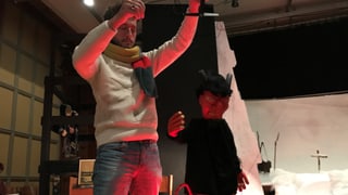 Ein Mann hält eine Teufelsmarionette in den Händen. Ein Mann hält eine Teufelsmarionette in den Händen.