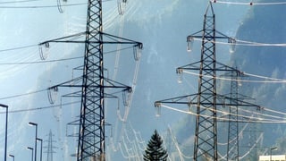 Strommasten bei Erstfeld im Kanton Uri