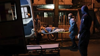Ein Corona-Patient wird in einen Krankenwagen verladen.