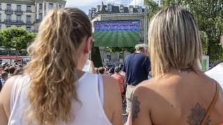 Zwei Frauen vor einem Public-Viewing-Bildschirm Zwei Frauen vor einem Public-Viewing-Bildschirm